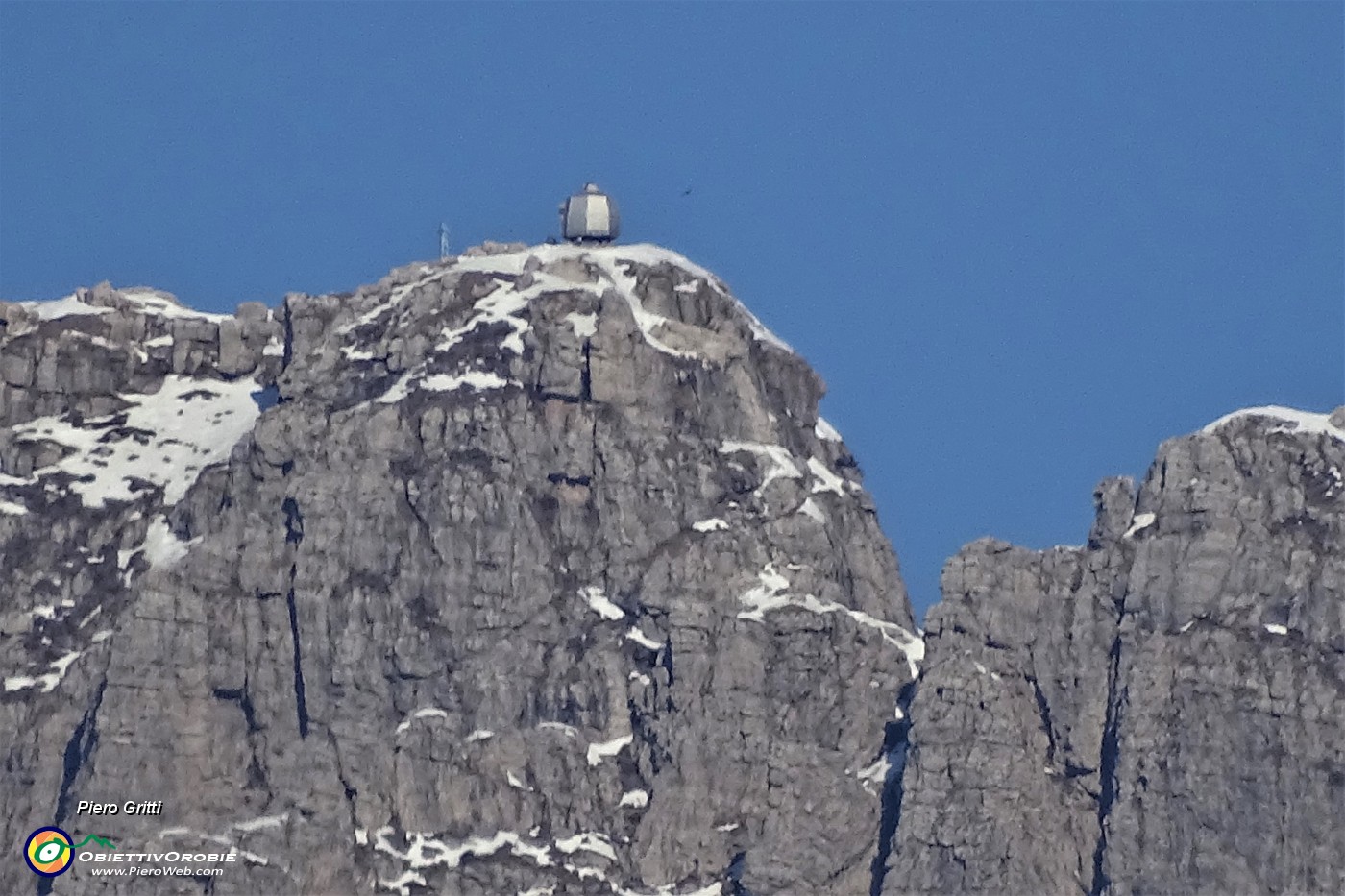 32 Maxi zoom sulla Cima della Grignetta con visibili il Bivacco Ferrario e la croce.JPG